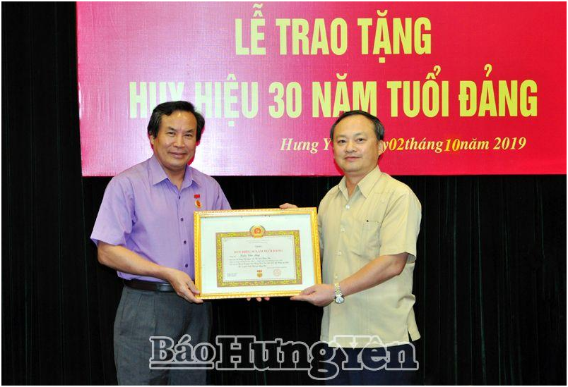 Trao Huy hiệu 30 năm tuổi Đảng tặng đồng chí Phó Trưởng đoàn Đại biểu Quốc hội tỉnh