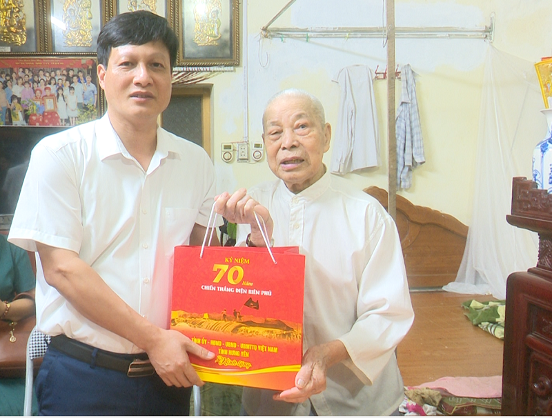 Lãnh đạo huyện Ân Thi thăm, tặng quà chiến sỹ Điện Biên Phủ