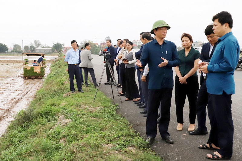 Đồng chí Phó Bí thư Thường trực Tỉnh ủy, Chủ tịch HĐND tỉnh Trần Quốc Toản kiểm tra sản xuất tại xã Nguyễn Trãi 