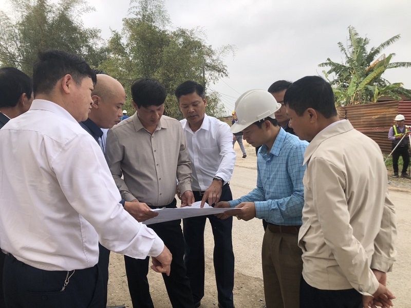 Các đồng chí lãnh đạo huyện Ân Thi kiểm tra tiến độ thực hiện công trình trên địa bàn