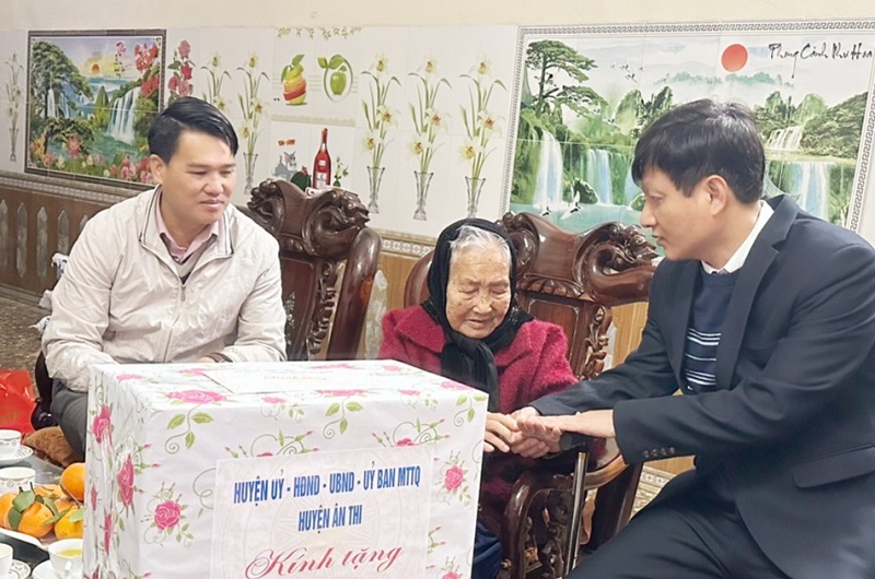 Các đồng chí lãnh đạo huyện Ân Thi Thăm, tặng quà Tết các Mẹ Việt Nam anh hùng