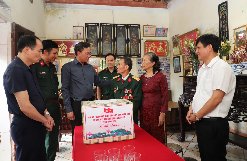 Đồng chí Bí thư Tỉnh ủy Nguyễn Hữu Nghĩa tặng quà người có công với cách mạng tại huyện Ân Thi