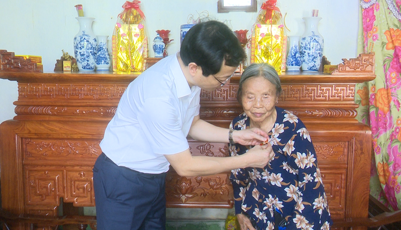 Đồng chí Dương Tuấn Kiệt, Phó Bí thư Huyện ủy, Chủ tịch UBND huyện trao Huy hiệu Đảng đợt 19/5/2024