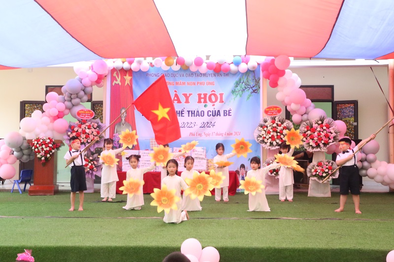 Trường Mầm non xã Phù Ủng huyện Ân Thi tổ chức Ngày hội thể dục thể thao cho bé