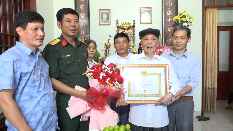 Đồng chí Đại tá Tô Thành Quyết, Ủy viên Ban Thường vụ Tỉnh ủy, Chỉ huy Trưởng Bộ chỉ huy quân sự tỉnh trao Huy hiệu 70 năm tuổi Đảng tại huyện Ân Thi