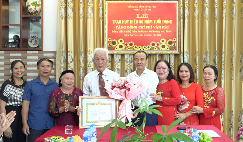 Đồng chí Lưu Trọng Tuấn, Phó Bí thư Thường trực Huyện ủy, Chủ tịch HĐND huyện trao Huy hiệu Đảng đợt 2/9/2024