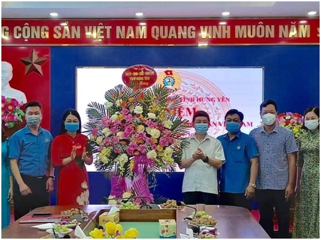 Đồng chí Nguyễn Duy Hưng, Phó Bí thư Thường trực Tỉnh ủy  chúc mừng kỷ niệm 92 năm Ngày thành lập Công đoàn Việt Nam