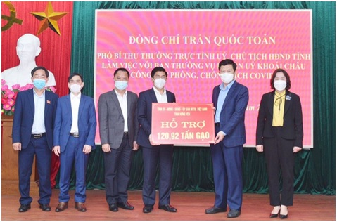 Đồng chí Phó Bí thư Thường trực Tỉnh ủy trao quà hỗ trợ hộ nghèo, hộ cận nghèo, các tổ Covid cộng đồng và thăm, tặng quà Tết các đảng viên cao tuổi Đảng tại huyện Khoái Châu