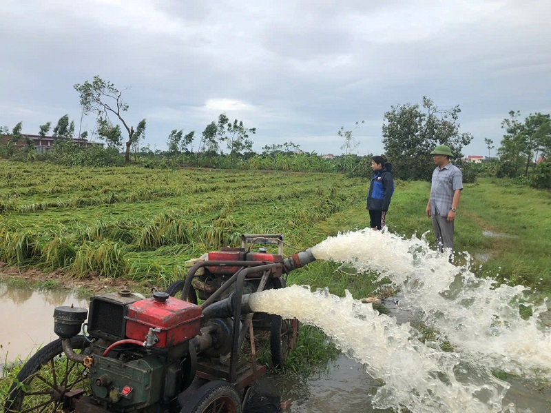 Đồng chí Nguyễn Hùng Cường, Ủy viên BTV huyện ủy, Phó Chủ tịch UBND huyện kiểm tra công tác khắc phục hậu quả bão số 3