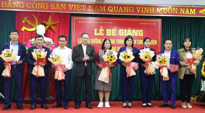 Trường Chính trị Nguyễn Văn Linh: Bế giảng lớp Bồi dưỡng chương trình ngạch Chuyên viên và tương đương K45