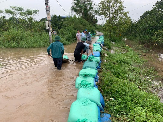 Lực lượng vũ trang huyện giúp dân khắc phục hậu quả của bão số 3