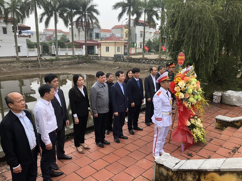 Các đồng chí lãnh đạo huyện Ân Thi dâng hoa tại Nhà bia lưu niệm thành lập Ban Tỉnh ủy lâm thời tỉnh Hưng Yên