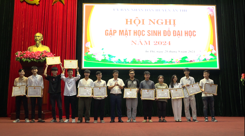 Huyện Ân Thi gặp mặt học sinh trúng tuyển đại học năm 2024