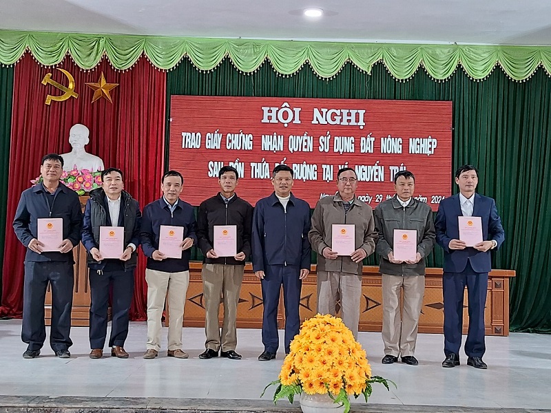 Hội nghị trao giấy chứng nhận quyền sử dụng đất nông nghiệp tại xã Nguyễn Trãi 