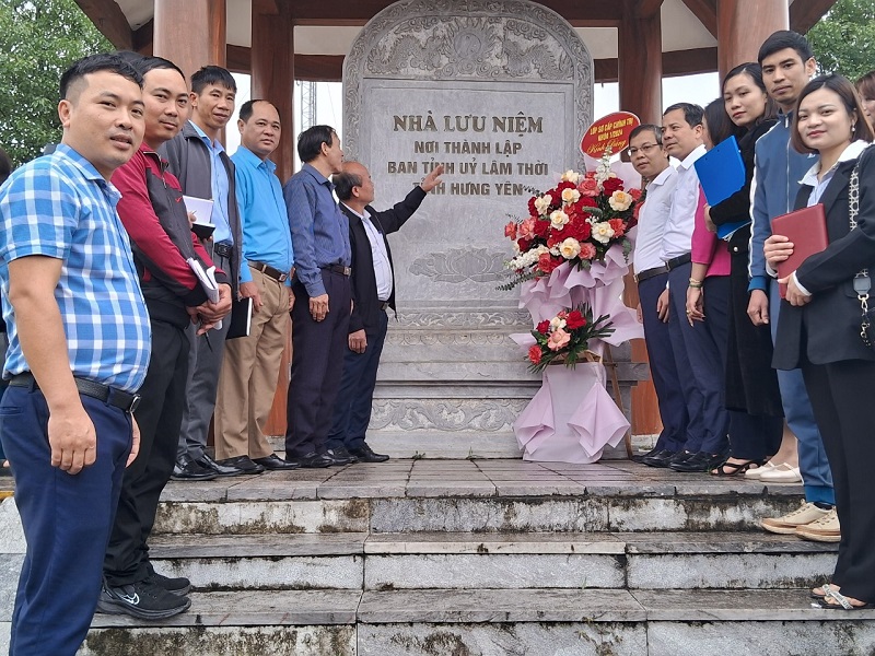 Trung tâm chính trị huyện Ân Thi tổ chức chuyến đi thực tế cho học viên lớp Sơ cấp Lý luận chính trị khóa I năm 2024