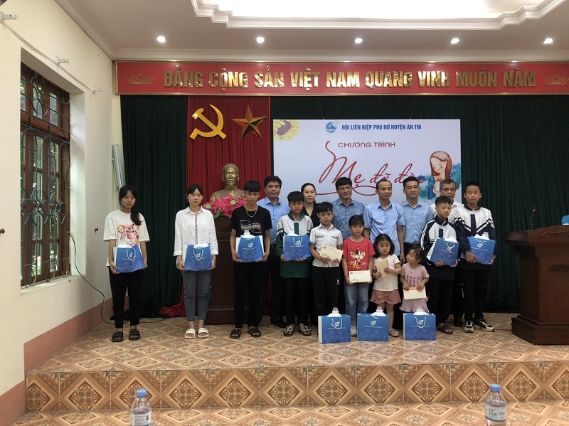 Hội LHPN huyện Ân Thi Trao tiền hỗ trợ chương trình “Mẹ đỡ đầu” năm 2024