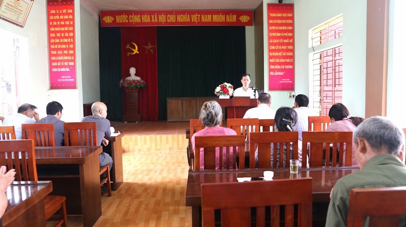 Đồng chí Dương Tuấn Kiệt, Phó Bí thư Huyện ủy, Chủ tịch UBND huyện dự sinh hoạt chi bộ thôn Bích Tràng, xã Tiền Phong
