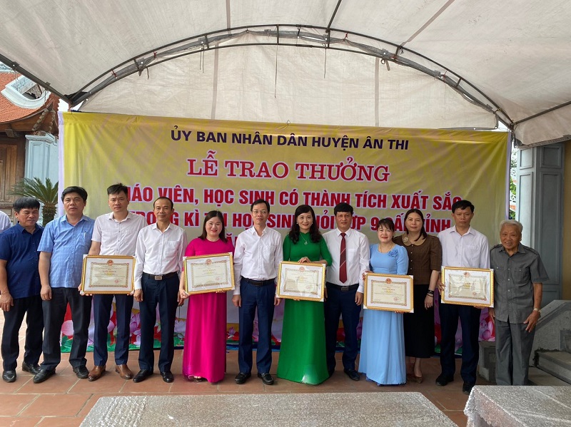 Huyện Ân Thi Trao thưởng cho giáo viên, học sinh có thành tích xuất sắc trong kỳ thi học sinh giỏi lớp 9 cấp tỉnh năm học 2023 -2024