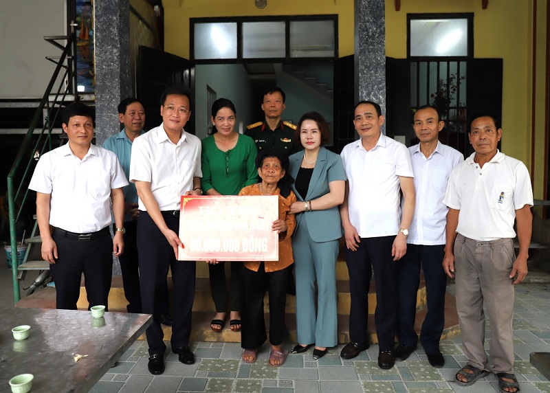 Đồng chí Bí Thư Tỉnh uỷ Nguyễn Hữu Nghĩa thăm, tặng quà gia đình chính sách, dân công hỏa tuyến