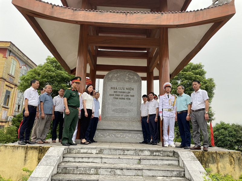 Các đồng chí lãnh đạo huyện Ân Thi dâng hương tại Nhà lưu niệm nơi thành lập Ban Tỉnh ủy lâm thời tỉnh Hưng Yên
