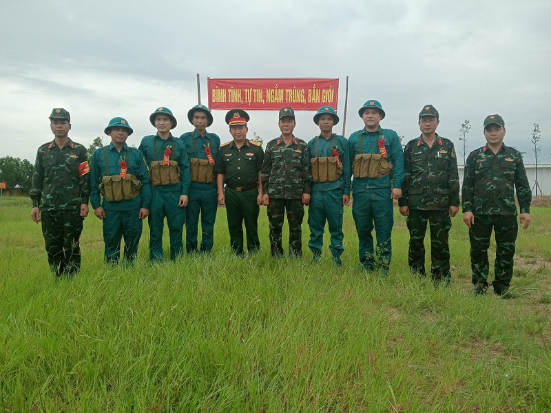 Lực lượng vũ trang huyện Ân Thi tổ chức kiểm tra bắn đạn thật kết thúc huấn luyện cho lực lượng Dân quân tự vệ năm 2024