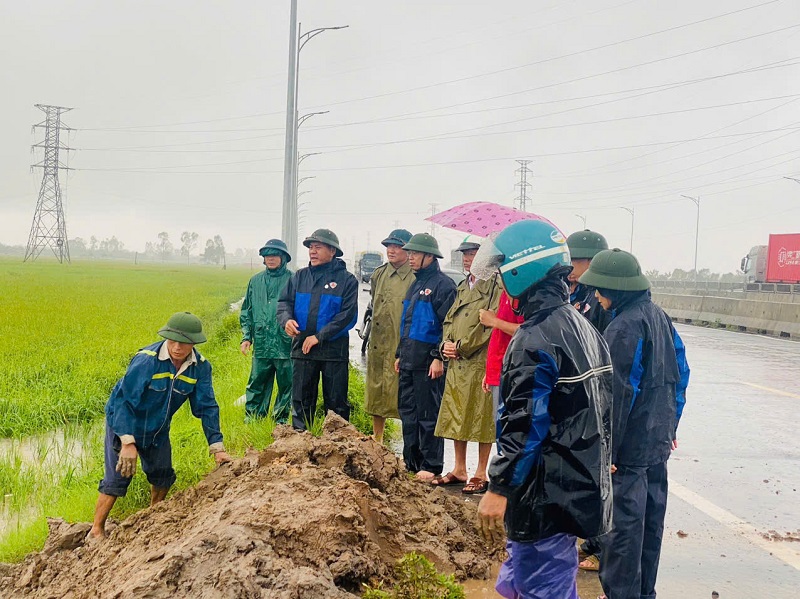 Đồng chí  Dương Tuấn Kiệt, Phó Bí thư Huyện ủy, Chủ tịch UBND huyện  kiểm tra công tác ứng phó với mưa lớn