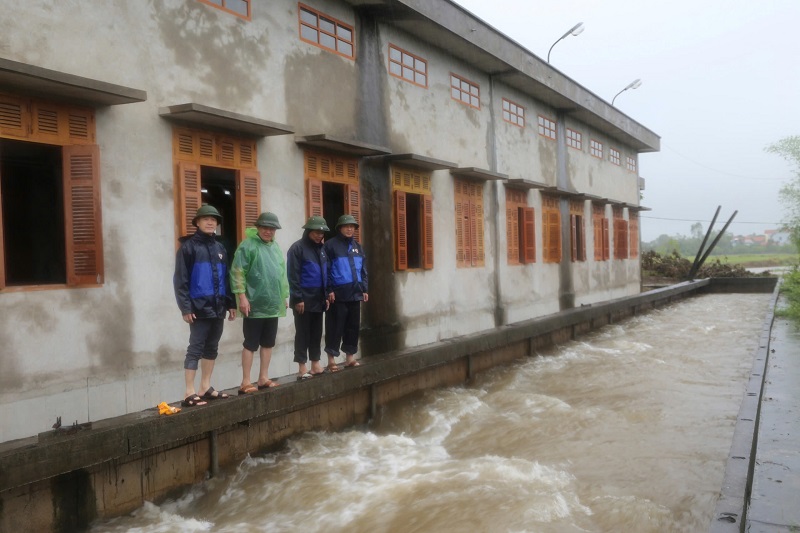 Đồng chí Phạm Trường Tam, TUV, Bí thư Huyện uỷ kiểm tra công tác ứng phó với mưa lớn