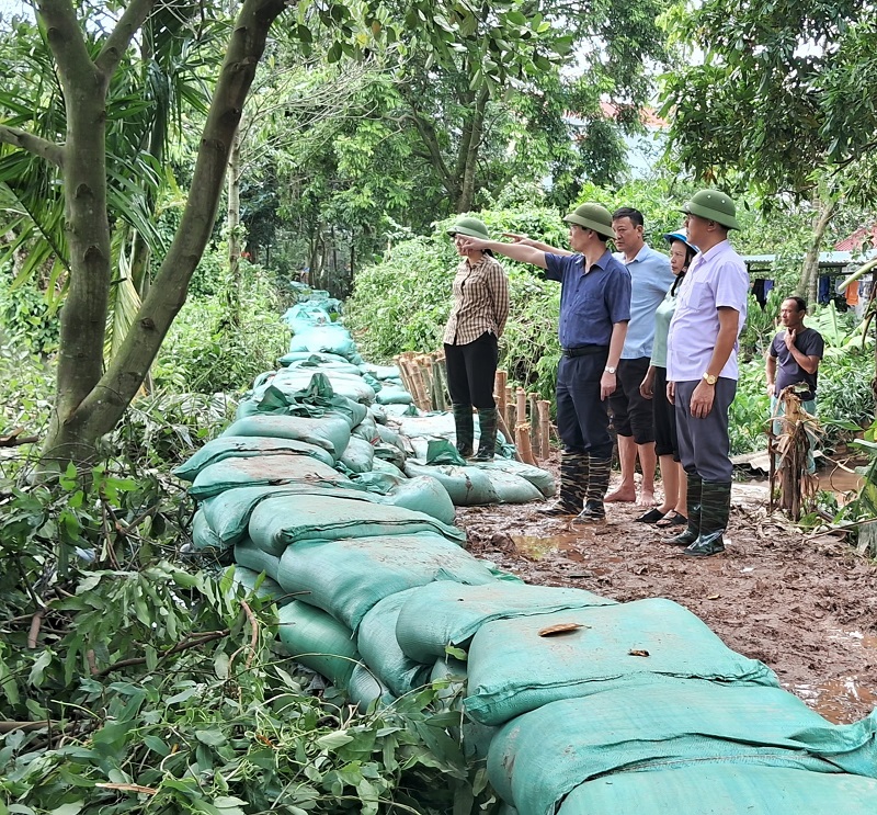 Đồng chí Chủ tịch UBND huyện kiểm tra công tác bơm tiêu chống úng