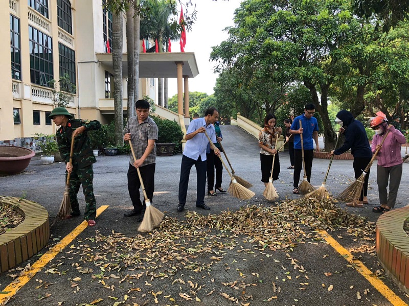 Huyện ÂnThi ra quân tổng vệ sinh môi trường khắc phục hậu quả bão số 3