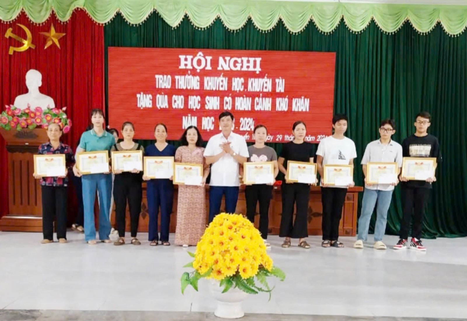 Xã Nguyễn Trãi Trao thưởng cho học sinh đỗ đại học và học sinh có hoàn cảnh khó khăn năm học 2023 – 2024