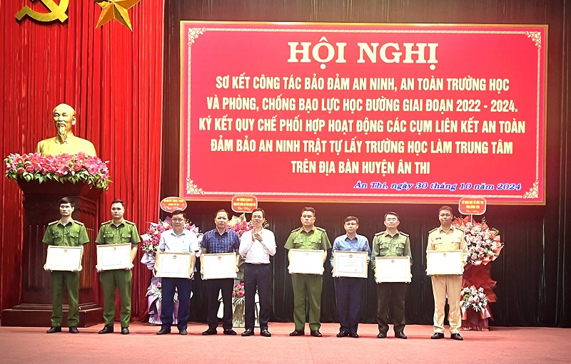 Huyện Ân Thi Tổ chức hội nghị sơ kết về công tác đảm bảo an ninh, an toàn trường học, phòng, chống bạo lực học đường giai đoạn 2022 – 2024 và ký quy chế phối hợp hoạt động các Cụm liên kết an toàn đảm