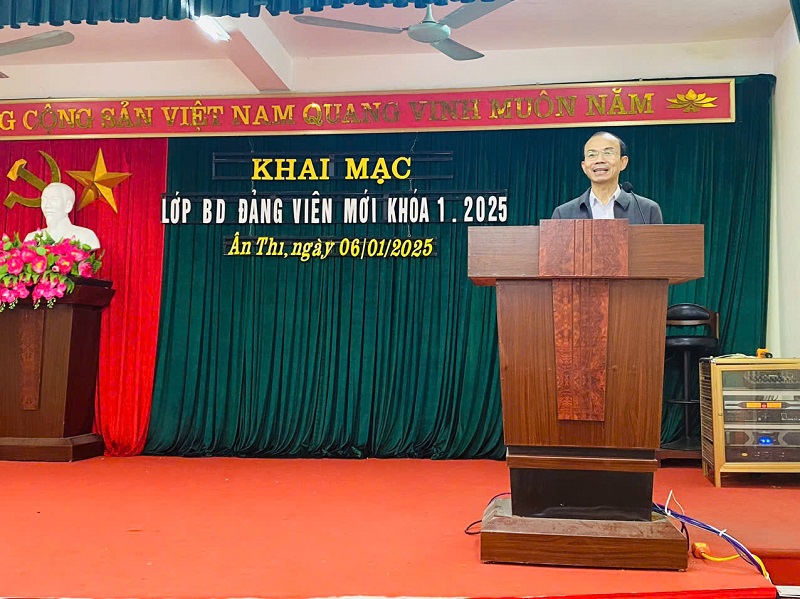 Trung tâm Chính trị huyện Ân Thi: Khai mạc lớp bồi dưỡng đảng viên mới khóa I năm 2025