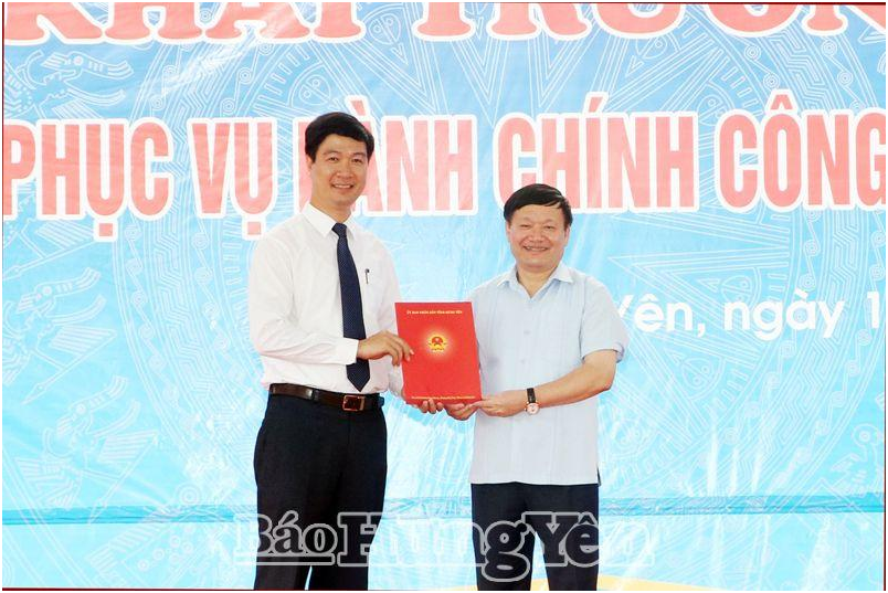 Trung tâm Phục vụ hành chính công tỉnh Hưng Yên là đơn vị hành chính đặc thù thuộc Văn phòng UBND tỉnh Hưng Yên, thực hiện chức năng công khai đầy đủ, kịp thời danh mục thủ tục hành chính, các nội dung thủ tục hành chính được thực hiện tại Trung tâm... Ảnh: Đồng chí Nguyễn Văn Phóng, Phó Bí thư Tỉnh ủy, Chủ tịch UBND tỉnh trao quyết định bổ nhiệm đồng chí Trần Văn Thắng giữ chức Phó Giám đốc phụ trách, điều hành Trung tâm