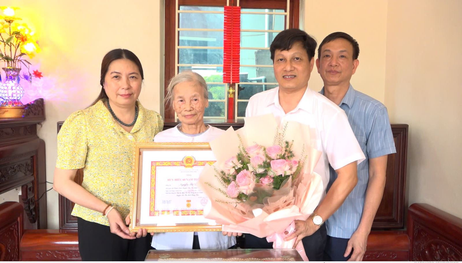 Đồng chí Phạm Trường Tam,  Tỉnh uỷ viên, Bí thư Huyện ủy trao Huy hiệu Đảng đợt 19/5/2025